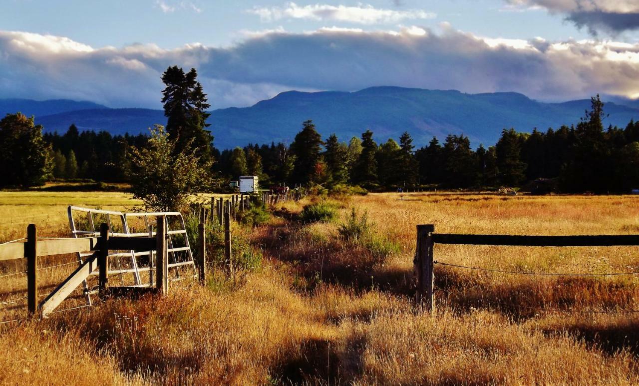 Paradise Acres Ranch Nanoose Bay エクステリア 写真